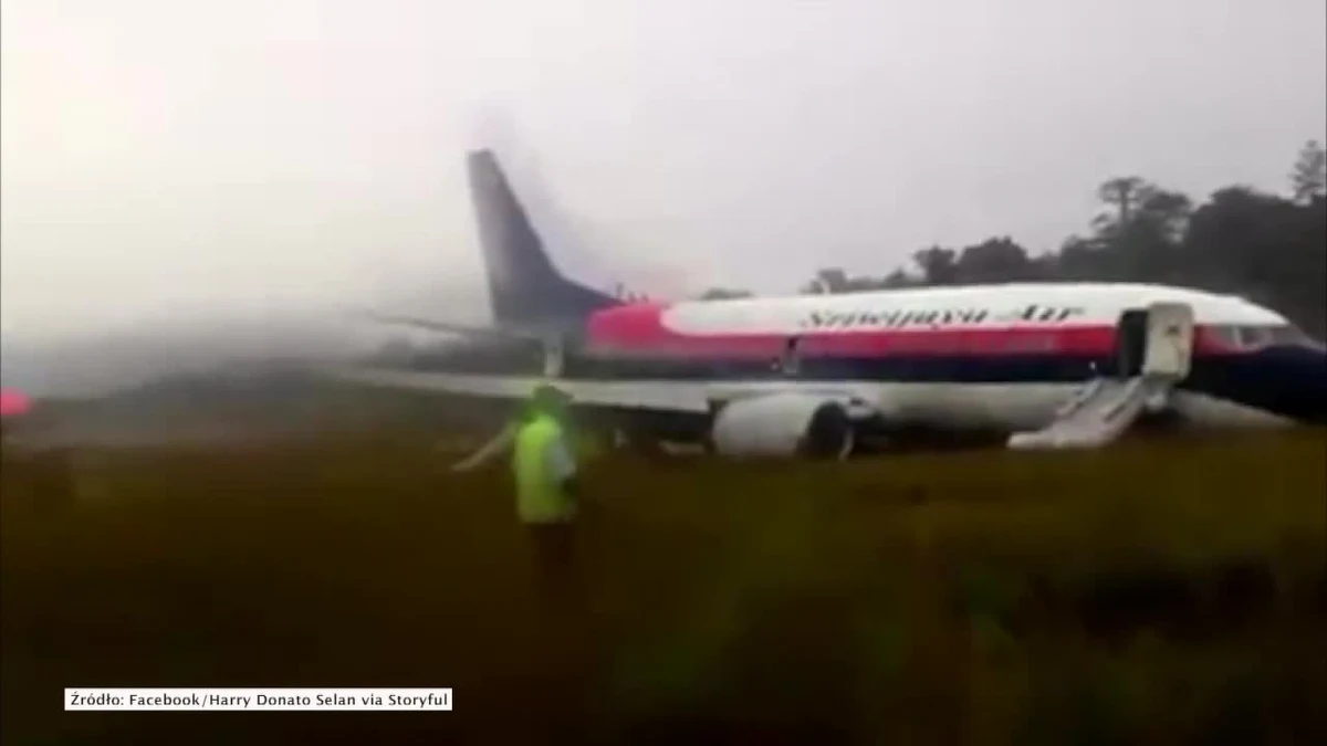 Boeing B737 indonezyjskiej linii Sriwijaya Air podczas lądowania na lotnisku Manokwari w Indonezji wypadł z pasa startowego. Przyczyną wypadku były prawdopodobnie złe warunki atmosferyczne i śliska nawierzchnia płyty lotniskowej. Na pokładzie samolotu znajdowało się 146 pasażerów. Na miejsce skierowano straż pożarną i karetki pogotowia. Według lokalnych mediów, nikomu nic się nie stało. 
