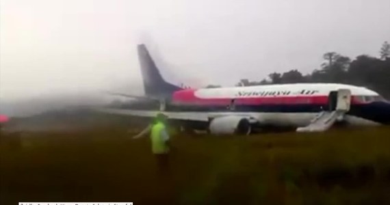 Boeing B737 indonezyjskiej linii Sriwijaya Air podczas lądowania na lotnisku Manokwari w Indonezji wypadł z pasa startowego. Przyczyną wypadku były prawdopodobnie złe warunki atmosferyczne i śliska nawierzchnia płyty lotniskowej. Na pokładzie samolotu znajdowało się 146 pasażerów. Na miejsce skierowano straż pożarną i karetki pogotowia. Według lokalnych mediów, nikomu nic się nie stało. 