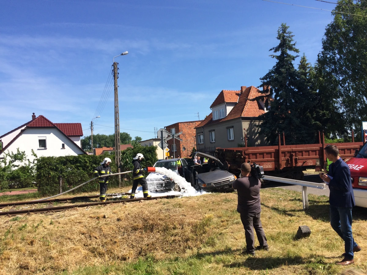 98 procent wypadków na przejazdach powodują nieostrożni kierowcy. Tak wynika z kolejowych statystyk. W wielkopolskim Jarocinie rano doszło do kontrolowanego wypadku. 