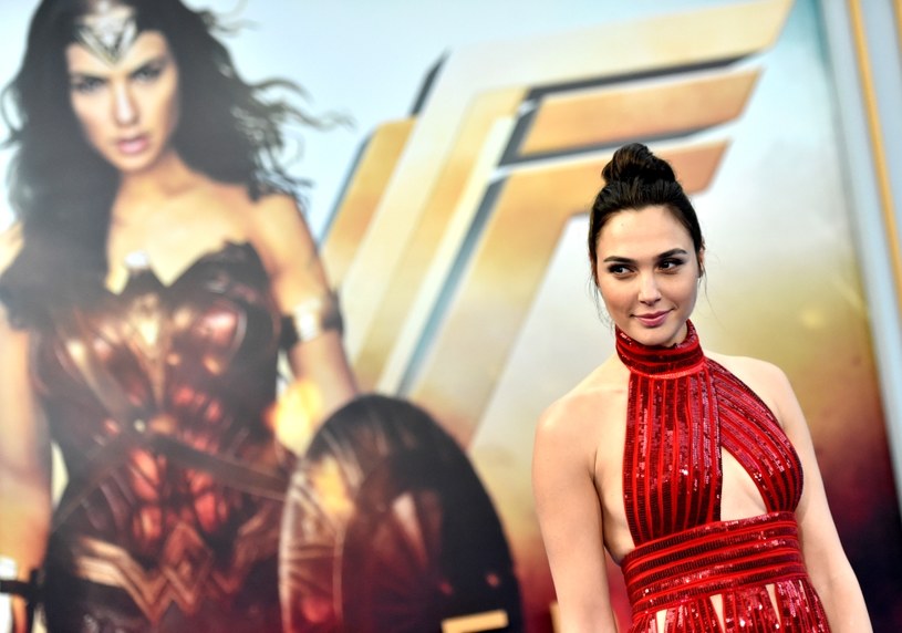 Każdy słyszał kiedyś o Wonder Woman, tak jak każdy kiedyś słyszał o Supermanie i Batmanie, ale cieszę się, że dzięki naszemu filmowi ludzie będą mogli ją poznać znacznie lepiej - wyznaje Gal gadot, która wcieliła się w superbohaterkę w widowiskowej produkcji, która zadebiutowała właśnie na ekranach polskich kin.