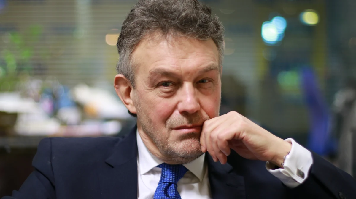 "Gratulacje dla ministra Waszczykowskiego, dla MSZ, sporo ludzi nad tym pracowało od ostatnich 2 lat" - tak Ryszard Schnepf zareagował w Popołudniowej rozmowie w RMF FM na wybór Polski na niestałego członka Rady Bezpieczeństwa ONZ. Były ambasador Polski m.in. w Stanach Zjednoczonych pytany o to, czy wyobraża sobie rozmowę o katastrofie smoleńskiej w RB, odpowiada: "Jest taki dobry obyczaj, że własnych spraw nie realizuje się, jeżeli zasiada się w takim gremium". Gość Marcina Zaborskiego dodaje również: "Ja myślę, że większość krajów nie rozumie naszego stanowiska i prawdopodobnie trudno będzie je przekonać do tego, że katastrofa smoleńska - jakkolwiek by nie była bolesna dla nas  - to, że jest sprawą o zasięgu globalnym, czy nawet regionalnym (...)." Witold Waszczykowski ambasadorem przy ONZ? "Pan minister Waszczykowski był kiedyś zastępcą szefa naszej placówki przy NATO, później był ambasadorem w Teheranie, teraz jest ministrem, więc myślę, że jego zdolności są szerokie, ma na pewno doświadczenie" - odpowiada Schnepf. Były ambasador w USA odniósł się także do zapowiedzi Trumpa dotyczącej wypowiedzenia umowy klimatycznej z Paryża. "To było symboliczne użycie broni przez szeryfa" - skomentował gość Popołudniowej rozmowy w RMF FM. 