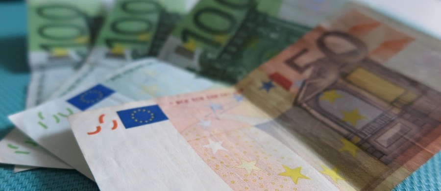 Rząd Niemiec jest podzielony w sprawie propozycji Komisji Europejskiej dotyczących reformy unii gospodarczej i walutowej. Minister finansów Wolfgang Schaeuble i szef MSZ Sigmar Gabriel mają odmienne wizje przyszłości eurolandu - podał "Der Spiegel".