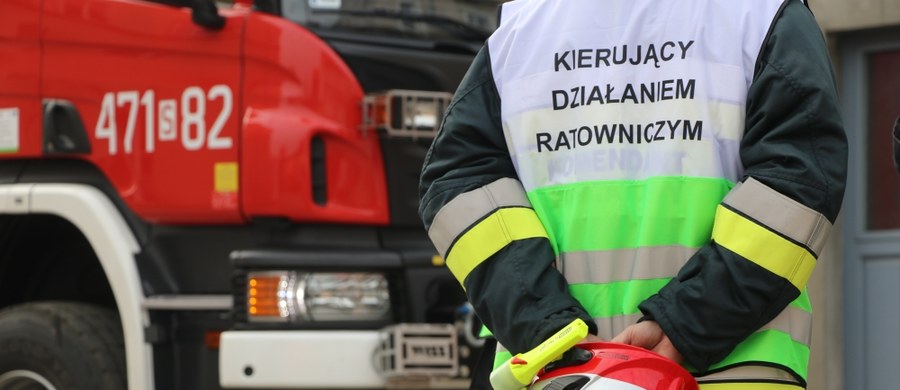 60 osób ewakuowanych w Bobrownikach w powiecie będzińskim na Śląsku wróciło do swoich domów. Wcześniej koparka uszkodziła tam gazociąg średniego ciśnienia, w wyniku czego doszło do wycieku gazu na osiedlu domów jednorodzinnych. 
Na miejsce przybyło osiem zastępów straży pożarnej. 