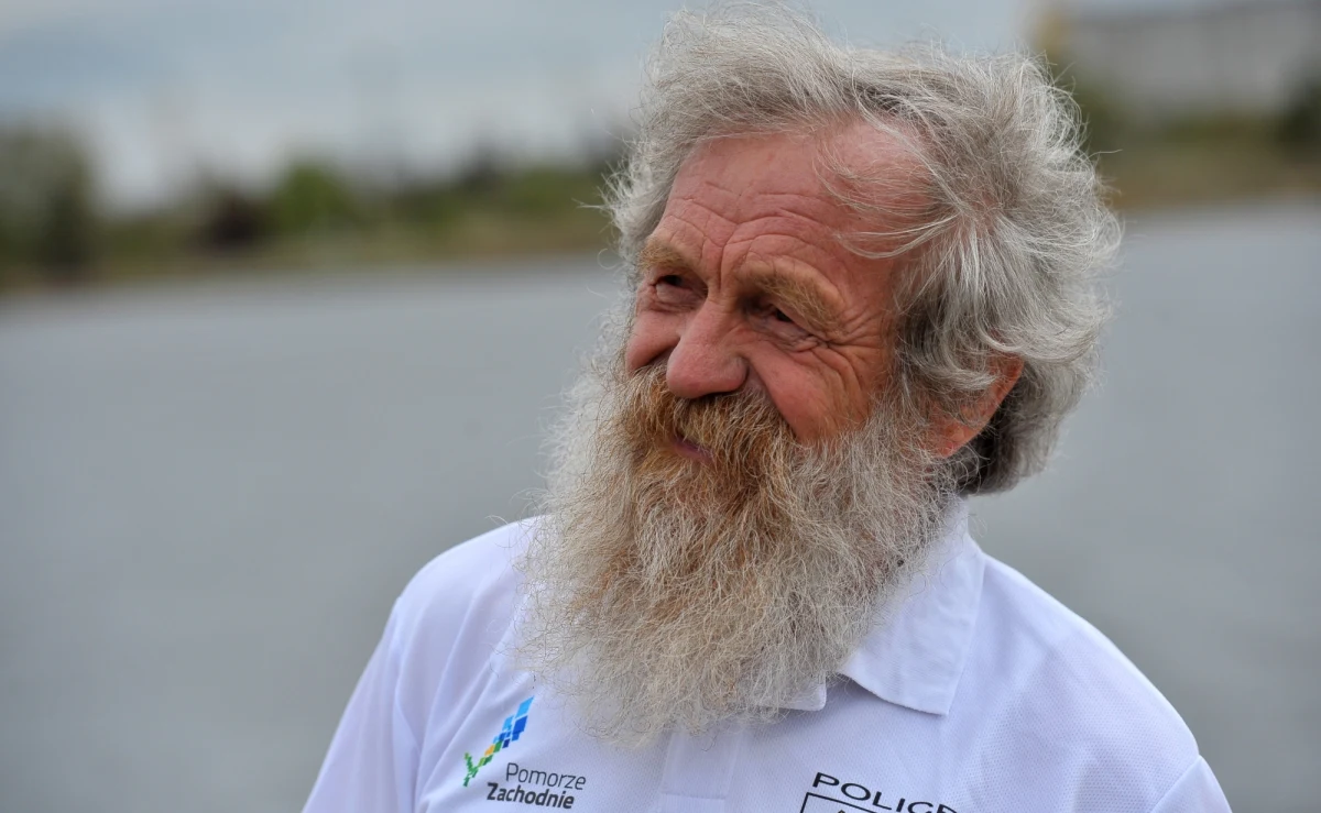 "Frustracja narasta, ale nie poddaję się" - przyznał Aleksander Doba. 70-letni kajakarz kontynuuje swoją trzecią transatlantycką wyprawę, którą rozpoczął w połowie maja. "Kręcę się w kółko, jak w Trójkącie Bermudzkim, i ciągle w Zatoce Nowojorskiej" - podkreślił.