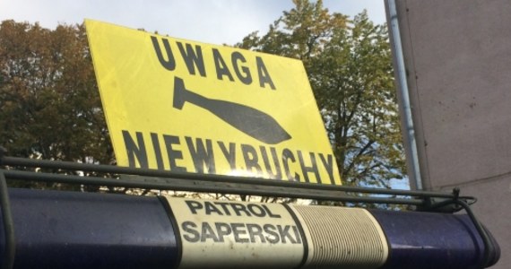 Niewybuch znaleziono podczas prac remontowych pod wiaduktem przy ul. Kołobrzeskiej w Gdańsku. Policja zabezpieczyła już teren, a na miejsce zdarzenia przyjechali saperzy. Ruch na odcinku od al. Grunwaldzkiej do ul. Słupskiej został już odblokowany.