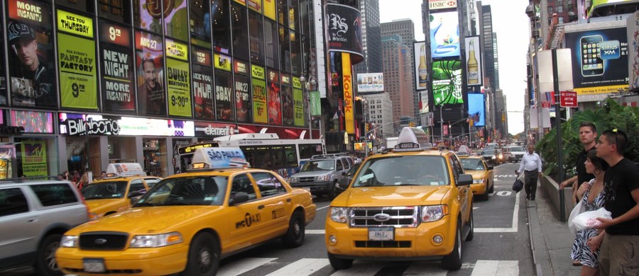 Times Square w Nowym Jorku to najbardziej znane skrzyżowanie na całym świecie i jedna z największych atrakcji tego miasta. Każdego roku Times Square odwiedza 50 milionów turystów z całego świata. 