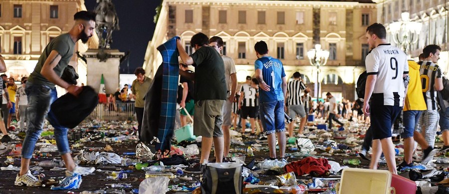 Około 1400 osób odniosło obrażenia w sobotę na centralnym placu w Turynie, gdy w strefie kibica zorganizowanej z okazji finału Ligi Mistrzów wybuchła panika - podała policja. Ludzie rzucili się do ucieczki tratując innych. D