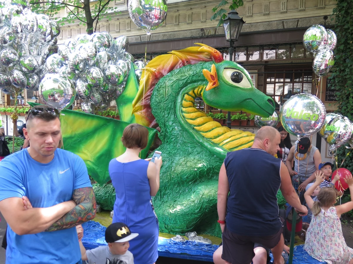 17. Wielka Parada Smoków przeszła ulicami Krakowa. Tłumy krakowian i turystów podziwiały "potwory" przez kilka godzin na Rynku Głównym i w okolicach.