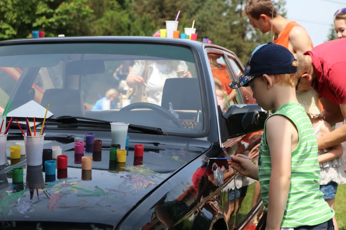 ”Przywrócić dzieciom uśmiech”  – pod takim hasłem już po raz 10. kilkaset osób spotykało się w Żmiącej w gminie Laskowa. To tam na niezwykły piknik przyjeżdżają przede wszystkim rodziny zastępcze, adopcyjne, ale także naturalne z dziećmi oraz wolontariusze i studenci. Wielkie święto rodziny zamienia ośrodek w plac zabaw.