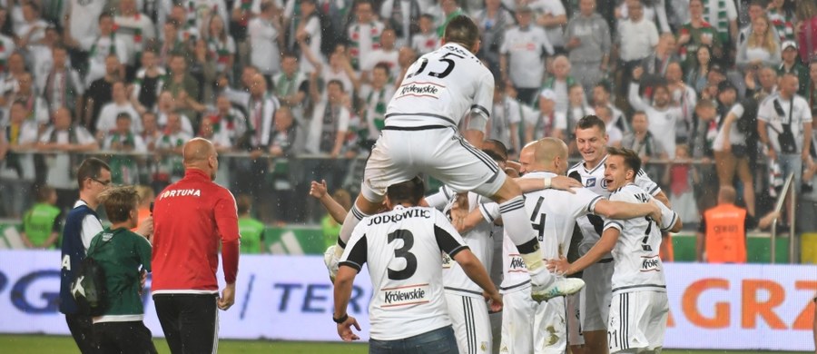 Legia Warszawa po raz drugi z rzędu, a 12. w historii, została piłkarskim mistrzem Polski. W ostatniej kolejce ekstraklasy zremisowała u siebie z Lechią Gdańsk 0:0 i w końcowej tabeli o dwa punkty wyprzedziła Jagiellonię Białystok, Lecha Poznań i niedzielnego rywala.


