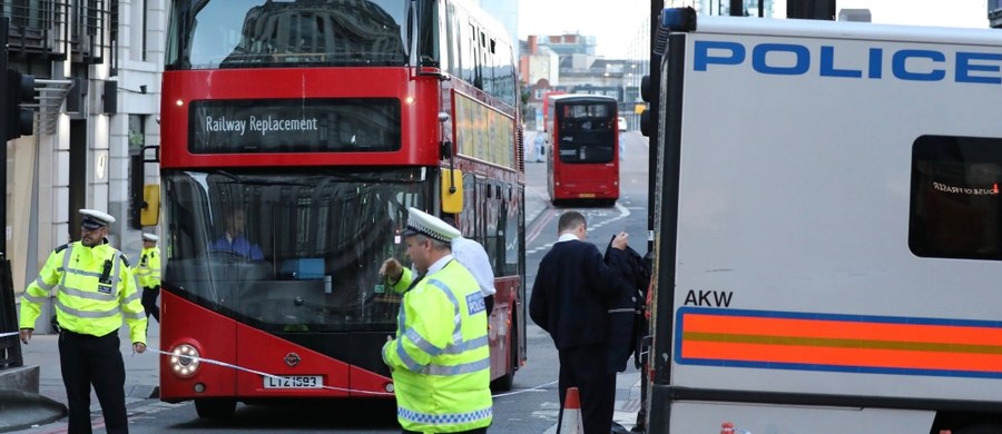 Państwo Islamskie przyznało się do przeprowadzenia w sobotę zamachu w Londynie. Oświadczenie ISIS w tej sprawie opublikowała w niedzielę związana z dżihadystami agencja Amak. W wyniku zamachu zginęło co najmniej siedem osób, a 48 zostało rannych. Rano brytyjska policja poinformowała, że zatrzymała "pewną liczbę osób" po wkroczeniu w  we wczesnych godzinach rannych na teren dwóch posesji we wschodniej części Londynu.
