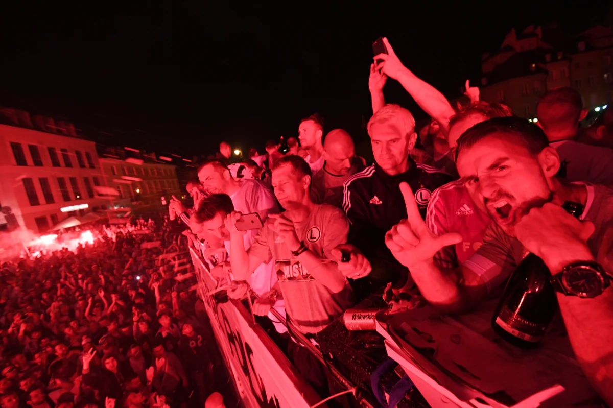 Kilkanaście tysięcy kibiców Legii Warszawa przybyło na Plac Zamkowy, by wspólnie z piłkarzami świętować dwunaste w historii klubu mistrzostwo Polski. Tym razem nie doszło do tradycyjnego w takich okolicznościach zawieszenia klubowego szalika na Kolumnie Zygmunta.