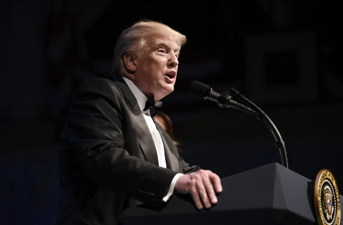 Prezydent USA Donald Trump nazwał sobotni zamach w Londynie "diabelską rzezią", która "musi się skończyć i której będzie położony kres". Obiecał, że Stany Zjednoczone udzielą W. Brytanii wszelkiej pomocy, by sprawców dosięgła ręka sprawiedliwości. Agencja Reutera podkreśla w komentarzu, że Trump nie pozwolił sobie tym razem na krytykę mera Londynu, Sadiqa Khana. Wcześniej zarzucał mu, że "bagatelizuje atak, przekonując londyńczyków, iż nie ma powodu do paniki".