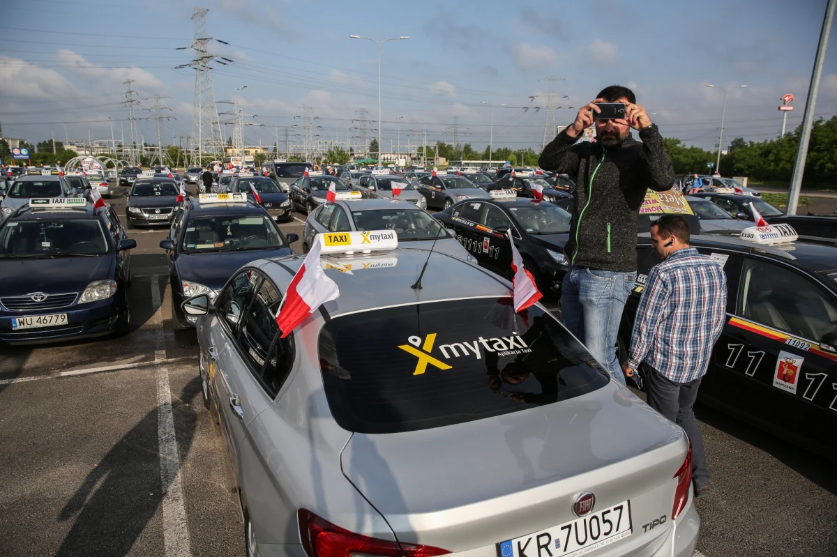Tysiące taksówkarzy wyjechały na ulice Warszawy, Poznania, Łodzi i Wrocławia, by zwrócić uwagę rządzących na problem nielegalnych - według nich - przewoźników. Największy był protest w stolicy: tam ponad 2 tysiące taksówek wyruszyło rano w kierunku centrum miasta z pięciu różnych miejsc. Protest nałożył się na poranny szczyt komunikacyjny, powodując większe niż na co dzień korki. Jak podreślał szef Związku Zawodowego Taksówkarzy "Warszawski Taksówkarz" Jarosław Iglikowski, protestujący chcieli zwrócić uwagę nie tylko na popularnego "Ubera", ale także szereg innych przewoźników, którzy działają, zdaniem taksówkarzy, niezgodnie z prawem.