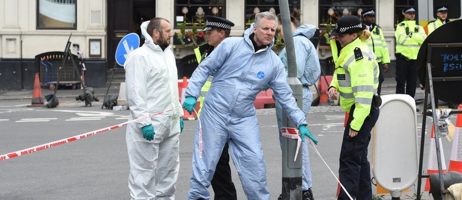 Brytyjska policja zna tożsamość sprawców sobotniego zamachu w Londynie, w którym zginęło 7 osób. Na razie nie ujawnia jednak ich nazwisk. 