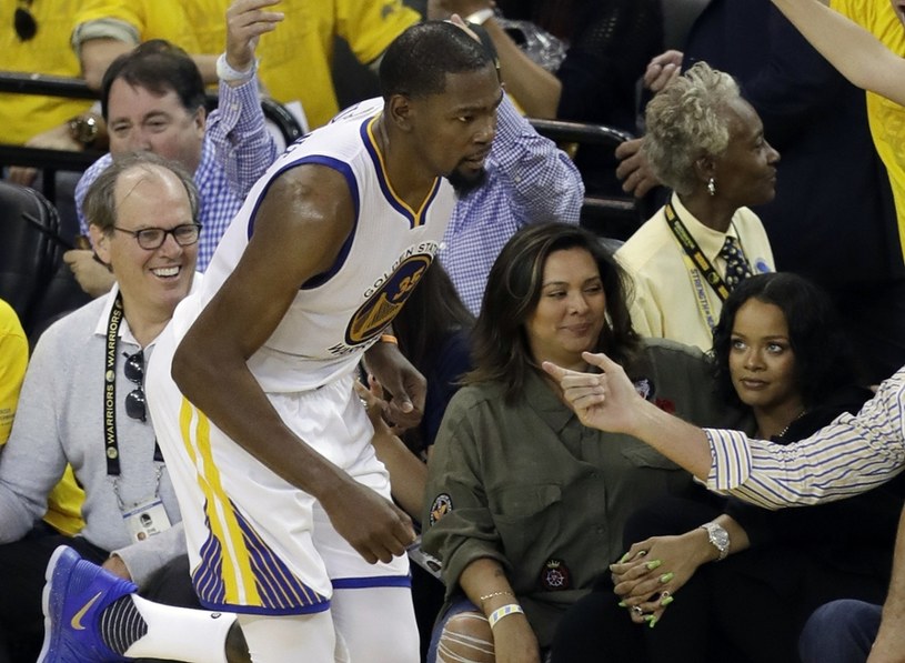 Prowokowanie Kevina Duranta z Golden State Warriors i entuzjastycznie wspieranie LeBrona Jamesa, to rzeczy, które Rihanna robiła w trakcie pierwszego meczu finału ligi NBA. 