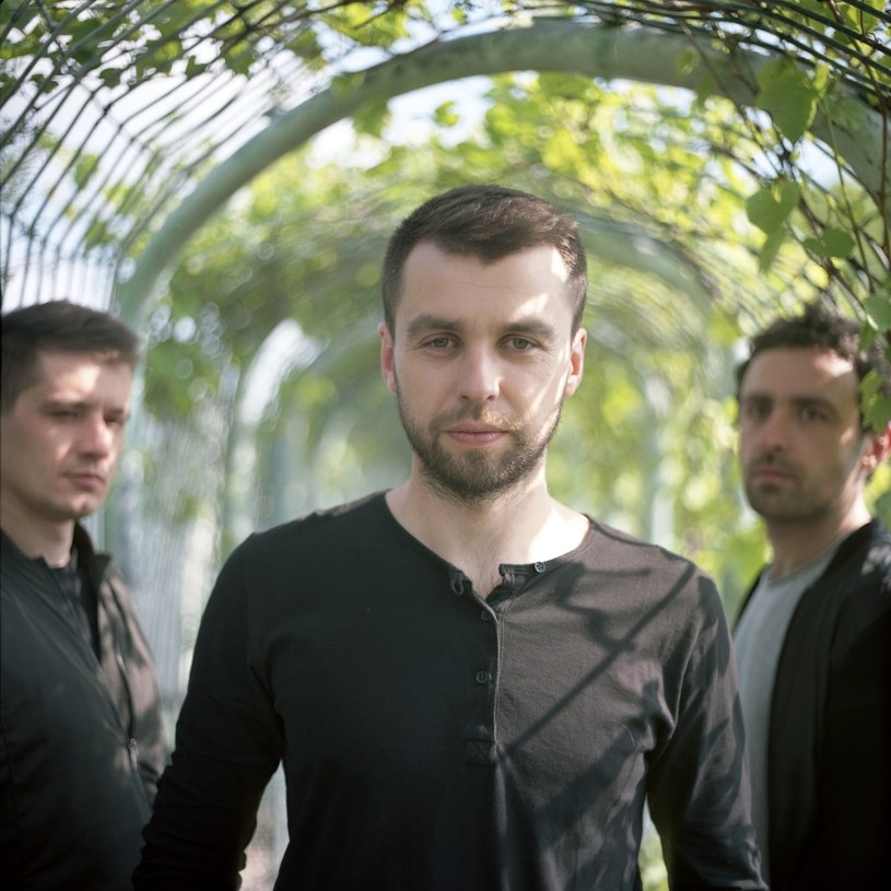 Trio Łagodna Pianka zaprezentowało utwór "Historia połączeń" z gościnnym udziałem Oly. Jest to pierwszy singel zapowiadający płytę "Klisze". 