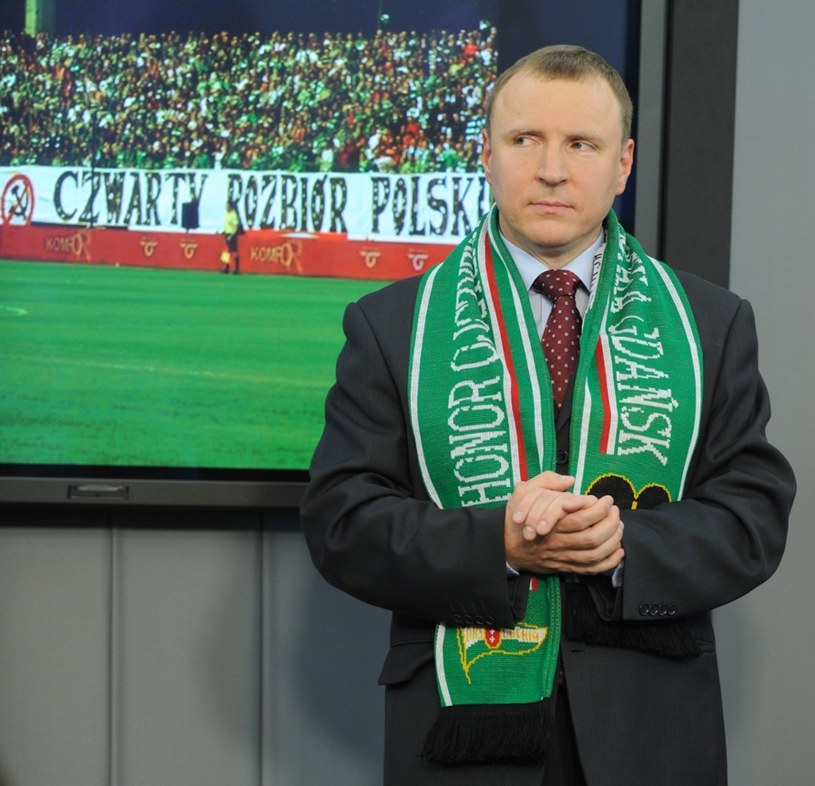 Prezes TVP Jacek Kurski zaprzeczył, jakoby podczas niedzielnego meczu pomiędzy Legią Warszawa a Lechią Gdańsk został obrzucony przedmiotami przez kibiców warszawskiego klubu.

 