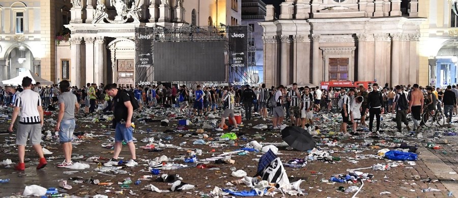 ​Młody mężczyzna, którego zdjęcie na placu w Turynie w chwili wybuchu paniki w sobotę opublikowały media, nie wywołał fałszywego alarmu - poinformowali włoscy śledczy. Ustalono, że chciał on uspokoić tłum - dodała agencja Ansa.