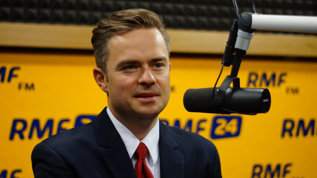 „Platformę Obywatelską wybrano, by byli tacy profesjonalni, europejscy, że tylko menedżerowie. Prawi i Sprawiedliwość wybrano do czegoś innego. PiS te swoje rzeczy już zrobił – mamy 500+, mamy przywracanie godności” – mówił w Porannej rozmowie w RMF FM były rzecznik PiS Adam Hofman. Dodał, że obecnie rządzący skupia się bardzo na zmianie Polski. „Buzek ze swoimi czterema reformami to było przedszkole. Tu mamy reformę głębokiego państwa, tych jego podstaw” – tłumaczył gość Roberta Mazurka. Przyznał także, że wybór Krzysztofa Łapińskiego na sekretarza stanu w Kancelarii Prezydenta RP to merytoryczna decyzja. „Prezydent musi być gotowy na zmianę tendencji, która w Europe jest zauważalna. To jest taka youngizacja, taki nacisk na młodość polityki. Idzie tendencja, by wybierać ludzi młodszych. Andrzej Duda musi być na tą tendencję gotowy i myślę, że Krzysztof Łapiński mu w tym pomoże” – mówił Hofman. Według byłego rzecznika PiS, przed kampanią wyborczą Andrzej Duda musi „pozamykać pewne rzeczy, które się pootwierały”. „Choćby od próby zrobienia go jakąś negatywną ikoną popkultury. Musi umiejętnie to pozasypywać, wrócić do Andrzeja Dudy z kampanii wyborczej” – przyznał gość Porannej rozmowy w RMF FM. 