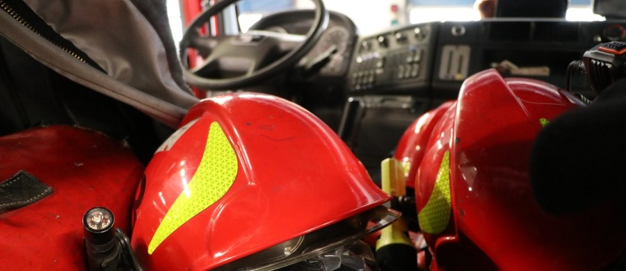 ​Tragiczny wypadek koło Żmigrodu na Dolnym Śląsku. Z jadącego na sygnale wozu strażackiego ochotniczej straży pożarnej odpiął się bosak, który uderzył w jadącą drogą rowerzystkę. Kobieta zmarła na miejscu.