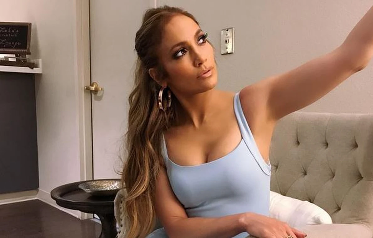 J.Lo zawsze prezentuje się świetnie. Widzimy ją w idealnym makijażu, dobranych kreacjach i świetnych fryzurach. Piosenkarka zdecydowała się pójść krok dalej i na Instagramie opublikowała wideo, na którym nie ma makijażu. Zobacz, jak wygląda Jennifer Lopez przed magią make-upu!