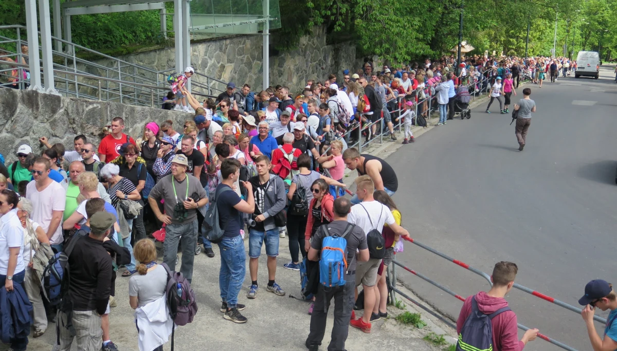 ​Kilka godzin trzeba odczekać, by wyjechać na Kasprowy Wierch. Kolejka turystów ma już kilkaset metrów długości. W związku z 20. rocznicą wyjazdu papieża Jana Pawła II na szczyt zorganizowano tam wystawę. Wyjazd kolejką jest dzisiaj bezpłatny.