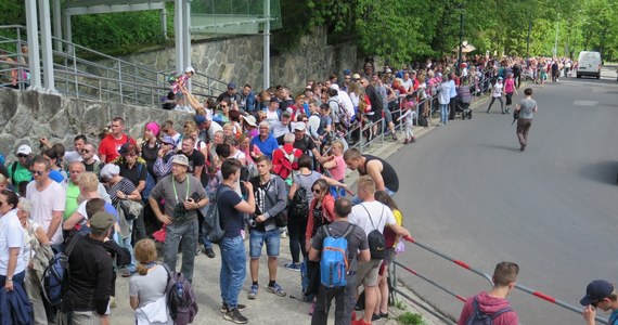 ​Kilka godzin trzeba odczekać, by wyjechać na Kasprowy Wierch. Kolejka turystów ma już kilkaset metrów długości. W związku z 20. rocznicą wyjazdu papieża Jana Pawła II na szczyt zorganizowano tam wystawę. Wyjazd kolejką jest dzisiaj bezpłatny.