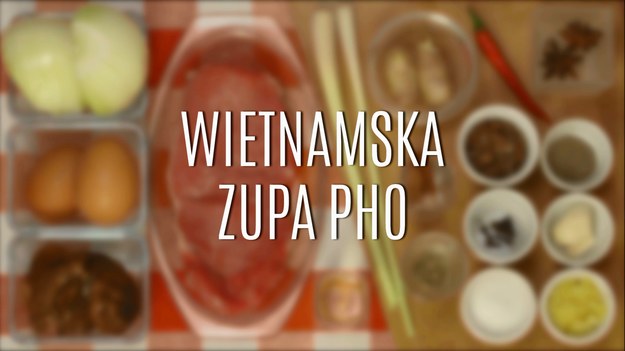 Zupa pho, czyli wietnamski rosół, zwykle kojarzy się nam z błyskawicznymi zupami w proszku, a takie określenie to wprost kulinarna zbrodnia! W kilka chwil można przyrządzić prawdziwie orientalną zupę, w której znajdziecie mnóstwo niecodziennych dodatków! Wietnamska zupa pho to azjatycki rosół z sporymi kawałkami mięsa wołowego lub wieprzowego, o intensywnej barwie, którą wyróżnia połączenie smaków: słodkiego, pikantnego i słonego. Zobaczcie, jak szybko zrobić wietnamską zupę pho!