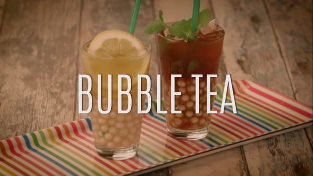 Bubble tea zdobywa coraz większą popularność na całym świecie! To genialny napój herbaciany z perełkami tapioki na dnie, który wywodzi się z dalekowschodnich kuchni, choć świat poznał go dzięki USA i Kanadzie! Domowe Bubble tea to nie tylko sposób na wyborne napoje, które świetnie sprawdzają się o każdej porze roku i na każdą okazję, ale też przepięknie wygląda! Intensywny smak, świeże owoce, dobre mleko i mocna baza z herbaty - nie zapomnijcie o szerokich słomkach i odpowiednim schodzeniu! W parę chwil zrobicie wyborny napój, który zachwyci wszystkich!