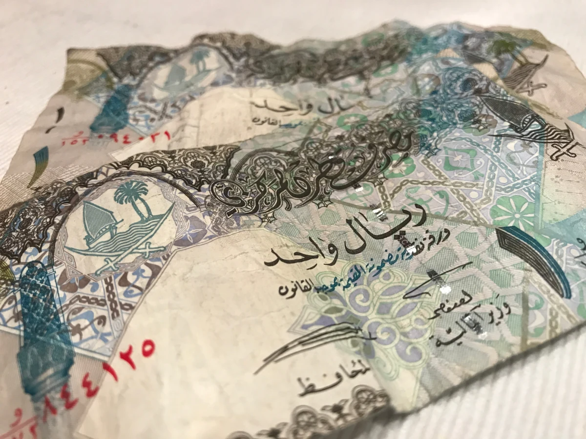 Pośród licznych osi konfliktów międzynarodowych toczących się na Bliskim Wschodzie uwagę komentatorów przykuwa przede wszystkim rywalizacja pomiędzy Iranem a Arabią Saudyjską, opisywana często w kategoriach rywalizacji międzywyznaniowej pomiędzy blokiem sunnickim i szyickim. Znacznie mniej uwagi w mediach zachodnich poświęcało się innej ważnej rywalizacji, która rozgrywa się wewnątrz bloku państw sunnickich regionu.  Mowa tu o rywalizacji o wpływy w państwach arabskich, która toczyła się (i do pewnego stopnia nadal się toczy) pomiędzy Arabią Saudyjską a Katarem. Osią konfliktu pomiędzy tymi monarchiami jest stosunek do Bractwa Muzułmańskiego.