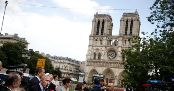 Strzały na placu przed katedrą Notre-Dame w Paryżu! Postrzelono mężczyznę, który zaatakował policjanta młotkiem. Napastnik pochodzenia algierskiego miał przy sobie dwa noże i krzyczał: "To za Syrię". Sytuacja jest już opanowana. Śledztwo w sprawie wszczęła sekcja antyterrorystyczna paryskiej prokuratury.