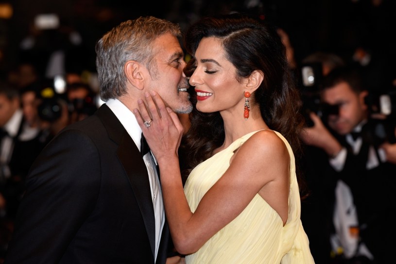 Amal Clooney, żona aktora George'a Clooneya, urodziła we wtorek bliźnięta - dziewczynkę i chłopca. Dzieci mają już imiona - Ella i Alexander. Są zdrowe, podobnie jak szczęśliwa mama - poinformował rzecznik państwa Clooney, Stan Rosenfield.