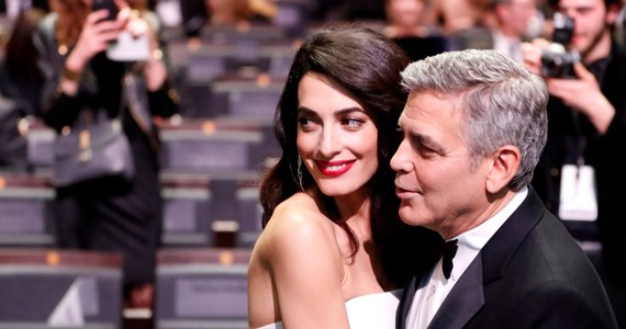 Amal Clooney, żona słynnego aktora George'a Clooneya, urodziła bliźnięta - dziewczynkę i chłopca. "Dzieci mają już imiona - Ella i Alexander. Są zdrowe, podobnie jak szczęśliwa mama" - poinformował rzecznik państwa Clooney, Stan Rosenfield. Żartem dodał: "George jest pod wpływem środków uspokajających, powinien dojść do siebie w ciągu kilku dni".