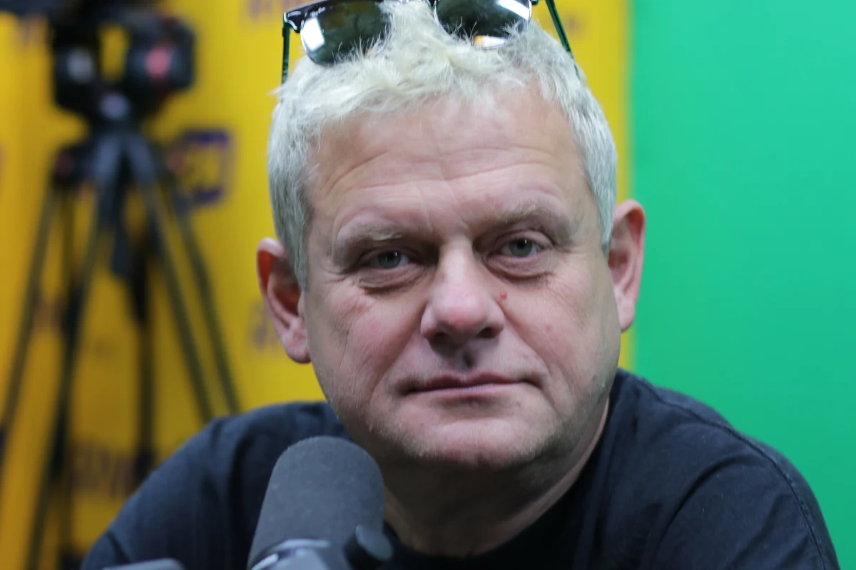 "Identyfikuję się z Polską, jako ze swoim gniazdem, ze swoim miejscem, w którym czuję się tylko i wyłącznie u siebie. Czuję się ze wszech miar związany z tym miejscem, ze wszystkimi jego wadami i zaletami. Tutaj jest krąg ludzi, którzy myślą w sposób podobny do mnie, posługują się tym samym językiem co ja - co jest bardzo istotne. Tutaj czuję się u siebie, tutaj jestem w domu” – powiedział Kazik Staszewski w Porannej rozmowie w RMF FM. „Paweł Wieczorkiewicz był autorytetem dla mnie, bardzo młodo zmarły profesor o poglądach bardzo często mocno odbiegających od takiego ogólnego spojrzenia na historię. Zresztą w prostej linii jego uczniem jest Piotr Zychowicz- „If You know what I mean”. Jerzy Mazur był dla mnie autorytetem jeśli chodzi o sprawy muzyczne. Moja mama bywa dla mnie autorytetem (,…), np. w sprawach administracyjno – urzędowych, których ja nienawidzę” – odpowiedział muzyk, zapytany przez Roberta Mazurka o autorytety. „Polska nie stoi przed wyzwaniem (w postaci uchodźców), bo uchodźcy nie mają na dziś ochoty tutaj osiadać. Generalnie wszystko zależy od uchodźców, czy będą chcieli tu zostać, czy będą traktować (Polskę) tylko jako przystanek (…) Powinniśmy przyjmować uchodźców po pewnego rodzaju weryfikacji, myślę, że model jaki jest w USA i Australii jest odpowiedni” – tak Staszewski odniósł się do kwestii uchodźców. 