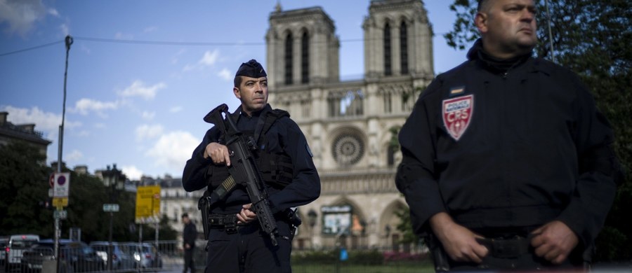 Mężczyzna, który zaatakował młotkiem policjanta przed katedrą Notre Dame w Paryżu mieszkał kiedyś i pracował w Szwecji. „Studiował i pracował jako dziennikarz w Szwecji” – potwierdził gazecie „Aftonbladet” jego były wykładowca Arnaud Mercier.