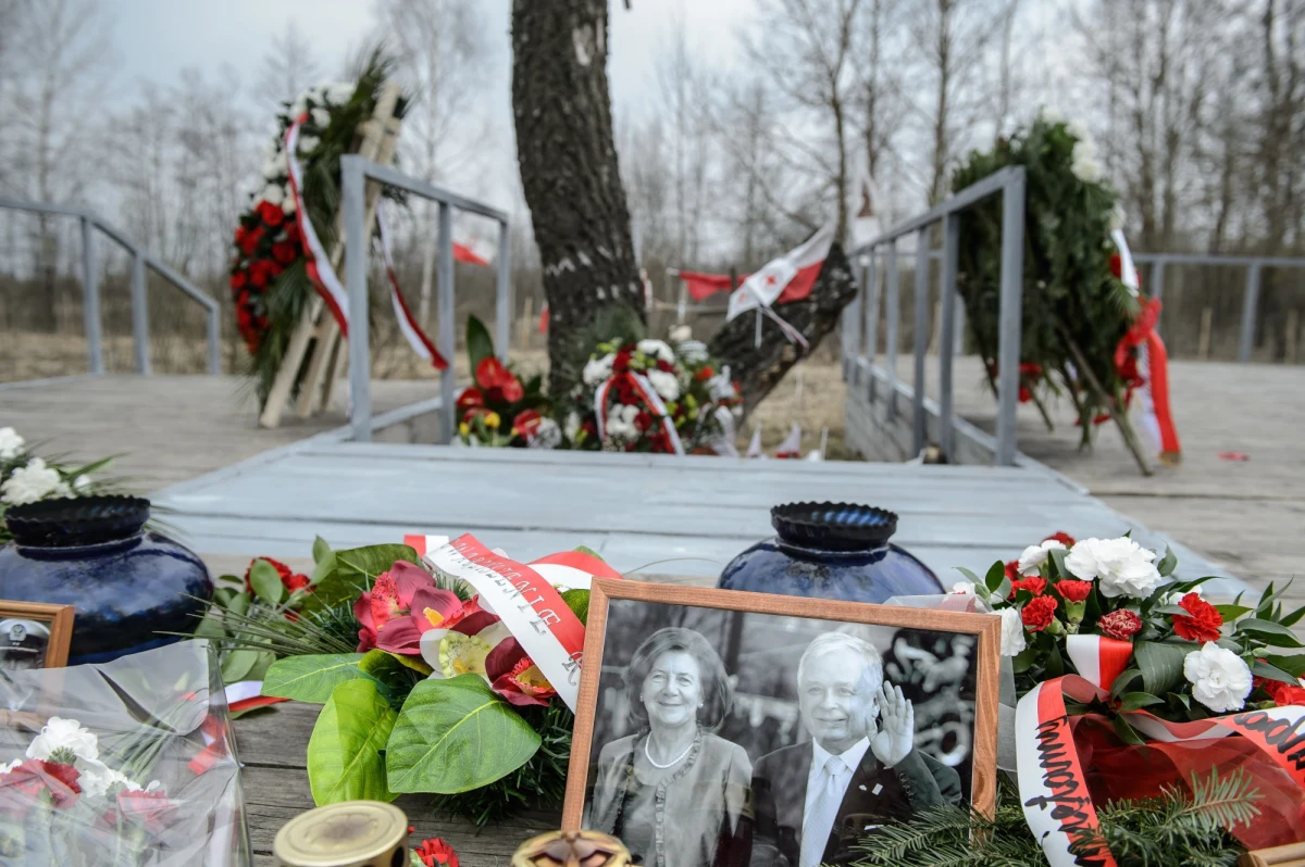 Zamiana ciał, znajdowanie w jednej trumnie kończyn i narządów kilku różnych osób to coś szokującego, działającego na wrażliwość każdego z nas - podkreślił w wywiadzie dla "Gazety Polskiej" przewodniczący Podkomisji ds. Ponownego Zbadania Wypadku Lotniczego pod Smoleńskiem dr Kazimierz Nowaczyk.