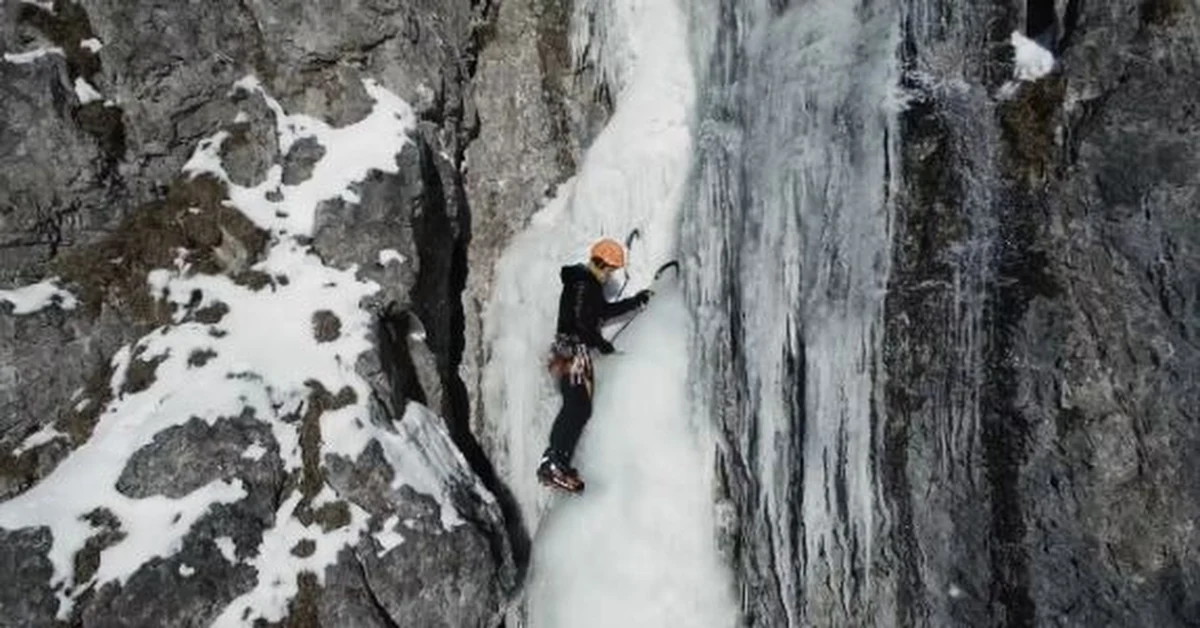 Andrzej Bargiel zamierza jako pierwszy zjechać z drugiego szczytu ziemi - K2. Na wyprawę rusza 20 czerwca. Zobaczcie film z przygotowań. Oto 29-letni zakopiańczyk wspina się na lodospadach w Dolinie Białej Wody w słowackich Tatrach.
