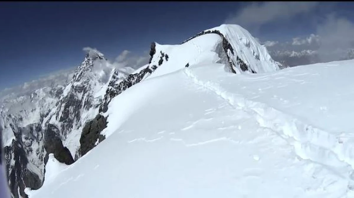 Hic Sunt Leones - "tam są tylko lwy" - tą sentencją rzymianie opisywali na swoich mapach miejsca nieznane, jeszcze nieodkryte. Tak też swój program zatytułował Andrzej Bargiel. Odkrywając nieznane jako pierwszy Polak dokonał pełnego zjazdu z ośmiotysięcznika - zjechał z centralnego wierzchołka Sziszapangmy, potem zjechał jeszcze z Manaslu, a dwa lata temu jako pierwszy na świecie zjechał z Broad Peak. Tam były już tylko lwy, ale on się ich nie wystraszył. 