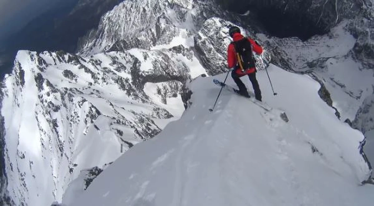 K2 zwana "górą gór" jest nie tylko najwyższym szczytem Karakorum, ale też uważanym za najtrudniejszy do zdobycia z ośmiotysięczników. To także kolejne wyzwanie, jakie stawia sobie  Andrzej Bargiel. Aby zrealizować marzenie, przez ostatnie miesiące doskonalił się w jeździe w trudnych, wysokogórskich warunkach. Zjazd z najwyższego szczytu Polski - Rysów nie przysparza mu większych trudności, ale dostarcza dużo radości. 