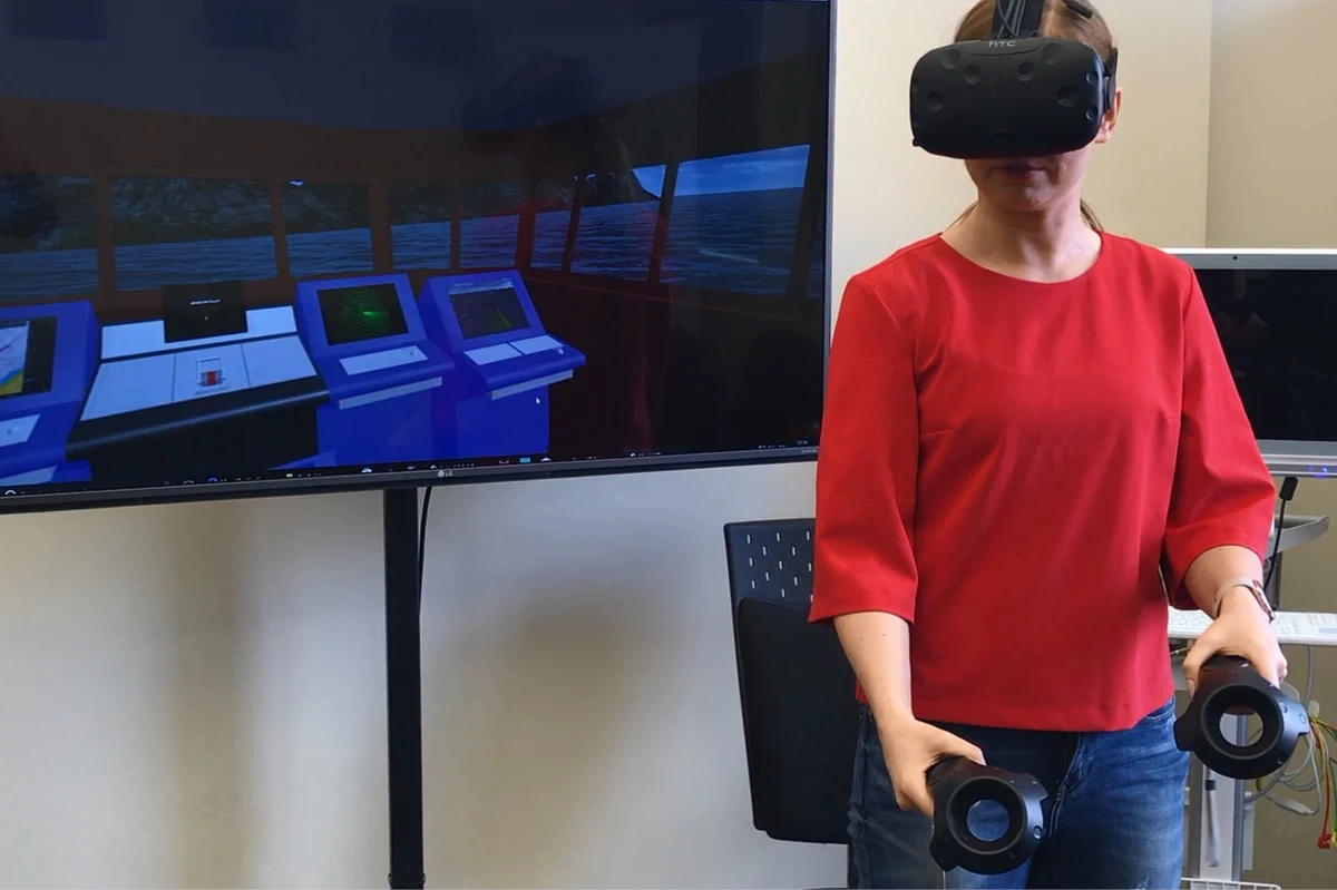 ​Wystarczy założyć gogle, aby zostać kapitanem statku. Najnowocześniejszą na świecie pracownię wykorzystującą technologie wirtualnej i rozszerzonej rzeczywistości ma szczecińska Akademia Morska. Dzięki oprogramowaniu przyszli marynarze już od pierwszego roku studiów będą uczyć się sterowania statkiem.