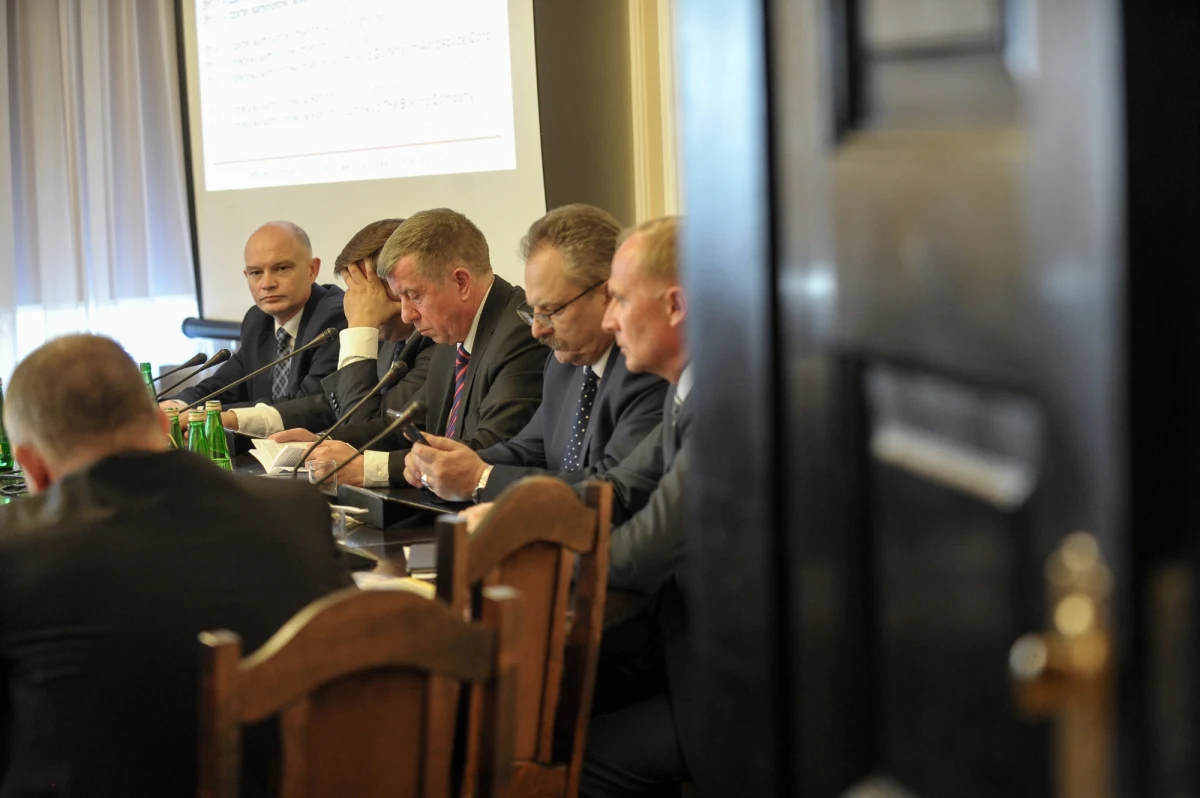 "Idiota", "chłopaczku", "skandal" - takie słowa można było usłyszeć na zakończenie posiedzenia sejmowej komisji obrony ws. zakupu samolotów dla VIP-ów. Opozycja grzmiała, że resort obrony złamał prawo i ustawił zakup pod jednego producenta. Chodzi o Boeinga, z którym podpisano umowę na dostawę trzech maszyn. Pierwsza z nich ma przylecieć do Polski w listopadzie.