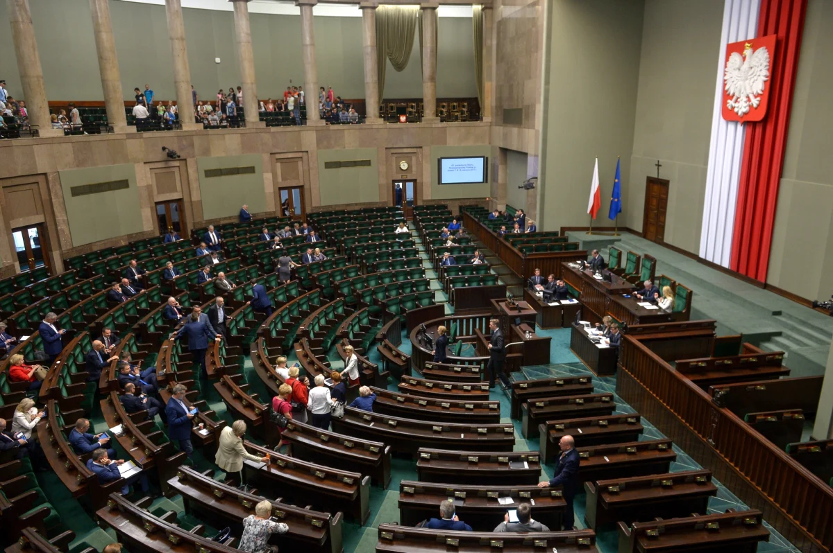 Sejm przeprowadził drugie czytanie rządowego projektu zmian w Krajowej Radzie Sądownictwa. PO, N i PSL wniosły o jego odrzucenie. Kukiz'15 wniósł poprawkę, aby członków KRS Sejm wybierał większością trzech piątych, albo dwóch trzecich głosów. Projekt przewiduje m.in. wygaszenie kadencji 15 członków Rady będących sędziami - ich następców wybrałby Sejm. Dziś wybierają ich środowiska sędziowskie.