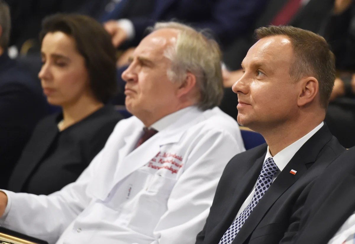 "Jeszcze kilka miesięcy temu byłem palaczem" - wyznał prezydent Andrzej Duda podczas spotkania z lekarzami w Śląskim Centrum Chorób Serca w Zabrzu. I dodał, że w styczniu z sukcesem rzucił palenie.