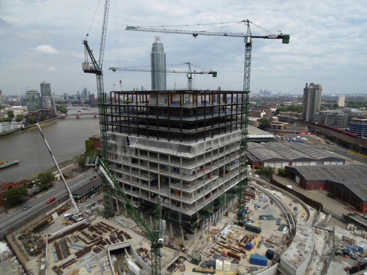 Brytyjska policja poinformowała, że przeprowadziła kontrolowaną eksplozję przed nowo budowaną ambasadą USA w Londynie. Funkcjonariusze zostali wezwani na miejsce z powodu dwóch podejrzanych, zaparkowanych tam samochodów. 