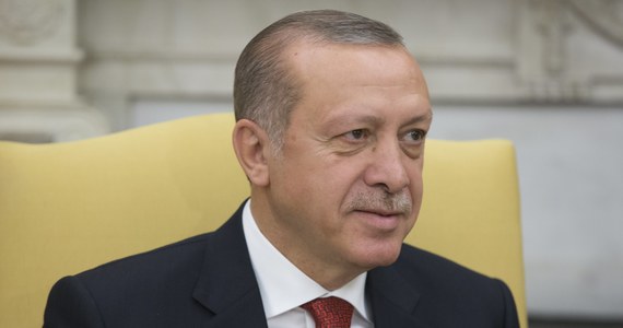 Turecki parlament przyjął ustawę, która zezwala na wysłanie żołnierzy do tureckiej bazy wojskowej w Katarze. Po zerwaniu stosunków z Dohą przez niektóre państwa arabskie, Ankara zabiega o zażegnanie kryzysu dyplomatycznego w regionie.