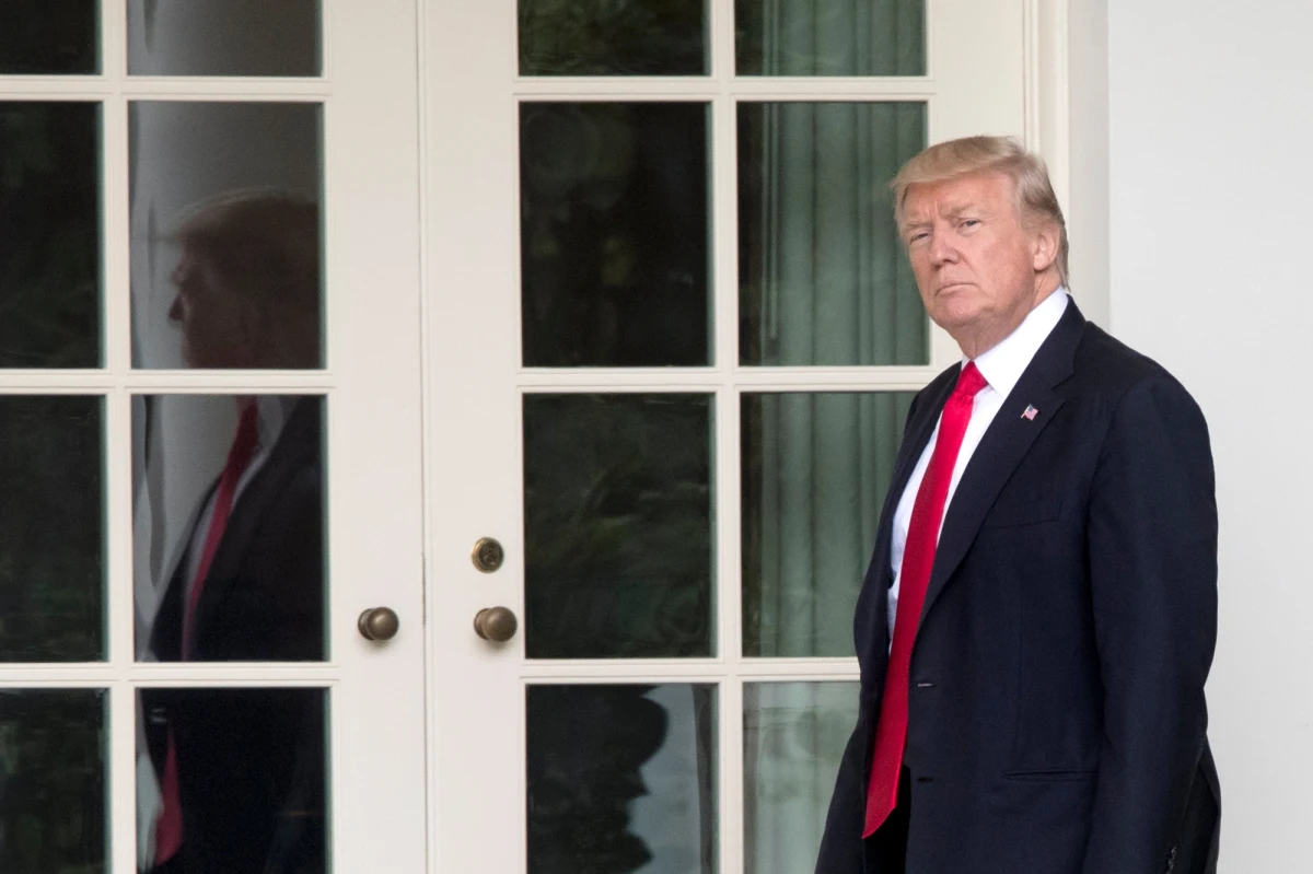 Były szef FBI James Comey potwierdził w pisemnym oświadczeniu, że prezydent Stanów Zjednoczonych Donald Trump prosił o zablokowanie śledztwa ws. jego byłego doradcy ds. bezpieczeństwa Michaela Flynna. W czwartek Comey ma zeznawać przed senacką komisją wywiadu w sprawie dochodzenia dotyczącego ingerowania przez Rosję w kampanię przed wyborami prezydenckimi w USA oraz domniemanych powiązań między otoczeniem Trumpa a przedstawicielami Kremla.