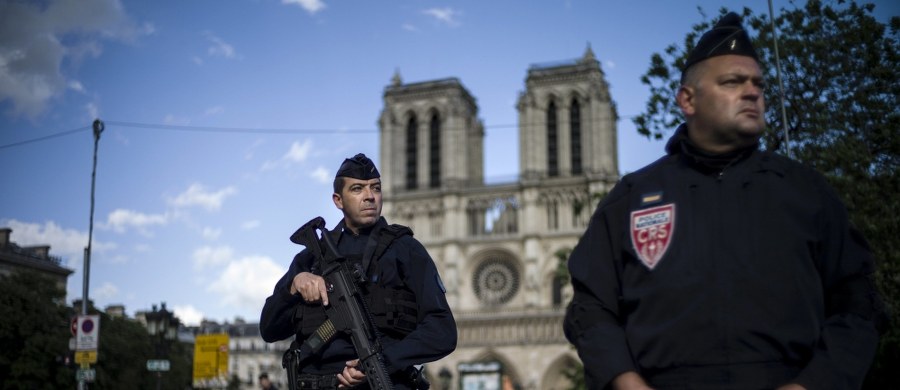 ​40-letni Algierczyk, który zaatakował młotkiem policjantów pod paryską katedrą Notre Dame, w przeszłości pracował jako dziennikarz dla kilku szwedzkich mediów. Dostał też nagrodę od Komisji Europejskiej.