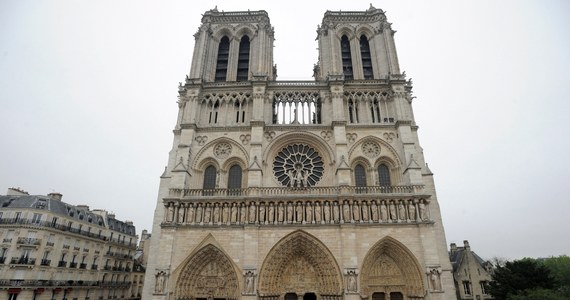 Słynna paryska katedra Notre Dame, która w tym roku obchodzi 854. rocznicę swego powstania, potrzebuje pilnie 100 mln euro na niezbędne naprawy przypór, witraży, gargulców i kamieniarki - ostrzegają konserwatorzy. Jak napisał kilka dni temu brytyjski dziennik "The Telegraph", "Victor Hugo, który pomógł ocalić katedrę niemal dwa wieki temu swoją powieścią „Dzwonnik z Notre Dame”, przewracałby się w grobie, gdyby ujrzał, w jakim stanie jest dziś katedra".