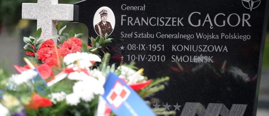 Ekshumowano kolejną – 29. ofiarę katastrofy smoleńskiej, z grobu gen. Franciszka Gągora na warszawskich Powązkach Wojskowych - poinformowała rzeczniczka Prokuratury Krajowej Ewa Bialik. Ekshumowane ciało zostanie przewiezione do Zakładu Medycyny Sądowej w Warszawie.